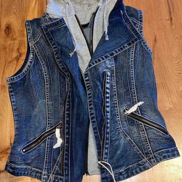 Nwt large Jean vest with sweatshirt material hood and center liner - Picture 3 of 7